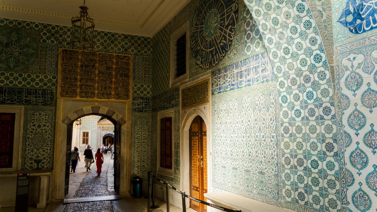 Türkiye Recovers Two Stolen 16th-Century Iznik Tiles from UK Auction House